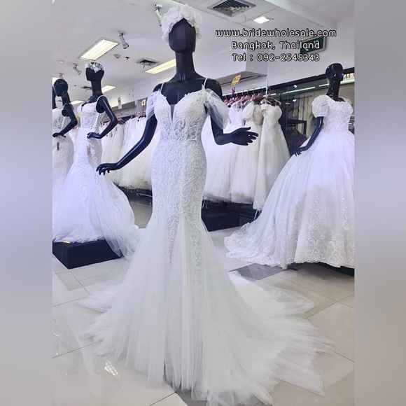 WEDDING DRESS - Picture 6 of 8